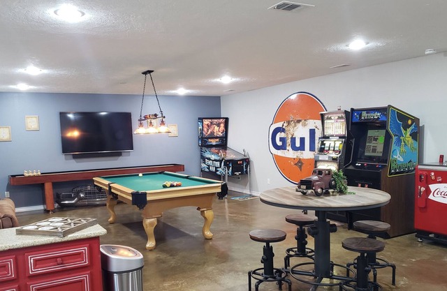 Flipper, table de billard, machine à sous, jeu de palets, distributeurs de boissons pour adultes, téléviseur 65 "