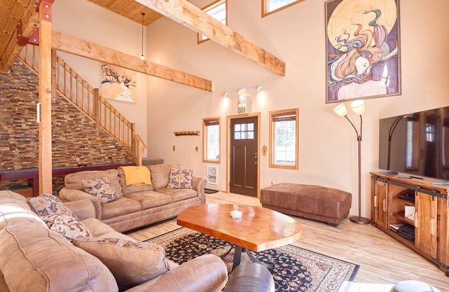 Pine Breeze Lodge -Shuffle Board, a Hot Tub and a Quiet Setting!