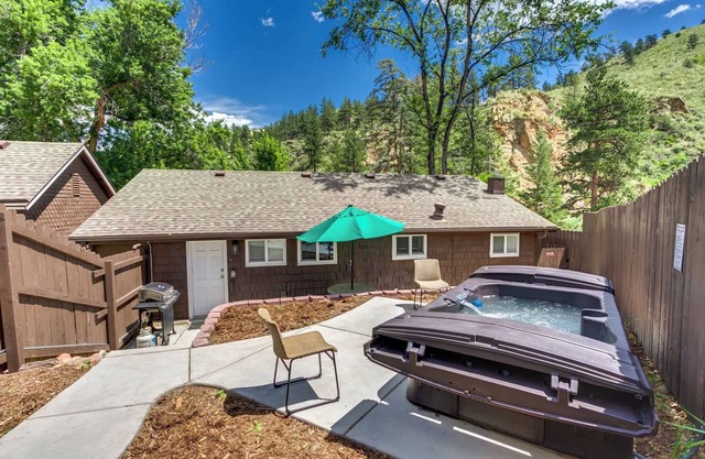 Pine Cabin-HOT TUB~River Access! Fire Pit!