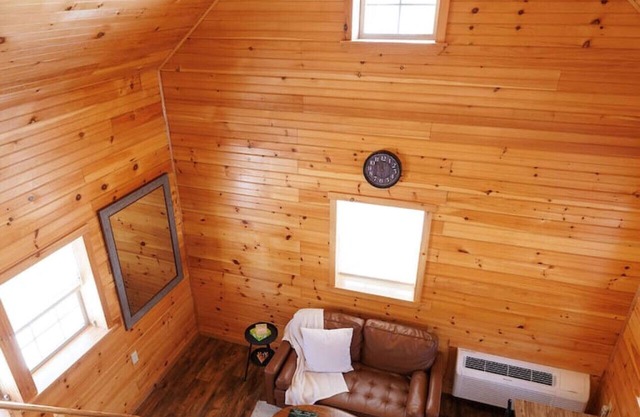 Pine Cabin: Lakefront Log Cabin Retreat