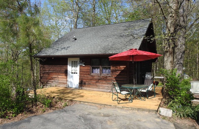Cabine de pin sur 30 acres! 1 mi. de Carbondale, IL & SIUC Campus