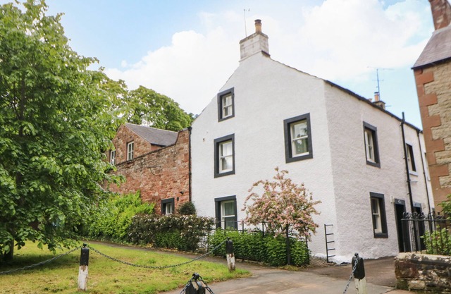 PINE COTTAGE, with open fire in Appleby-In-Westmorland