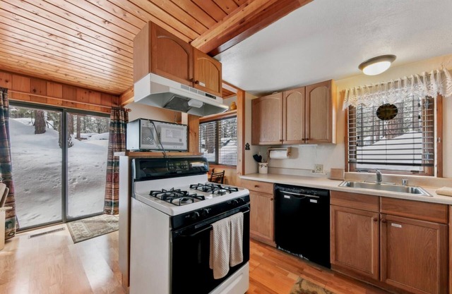 Pine Cone Cabin Minutes to Heavenly or the Lake, 2 bedrooms plus Bonus Room
