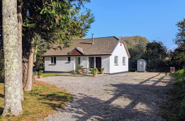Pine Croft Cottage - sleeps 4, tucked away in the woodland, 5 minutes from beach