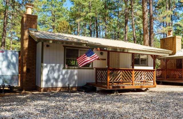 Pine Dawn Retreat - Unit C - Peaceful 1-BDRM Apartment in Lakeside w/WiFi & Deck