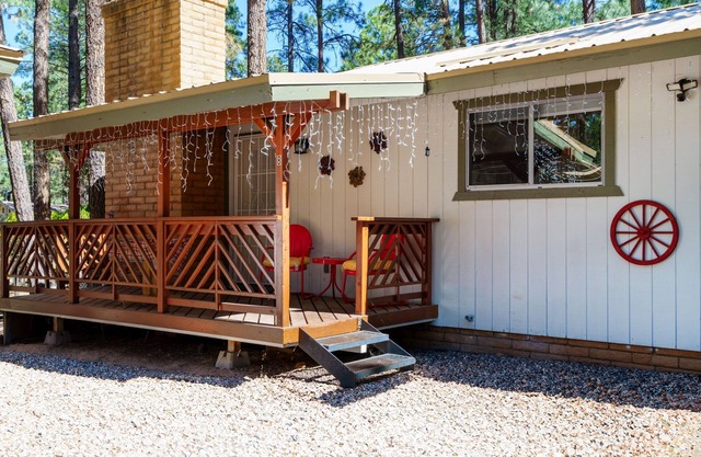 Pine Dawn Retreat - Unit B - Quaint 2-BDRM Apartment in Lakeside w/WiFi & Deck