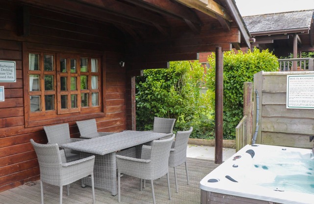 PINE, family friendly, with hot tub in Swanage