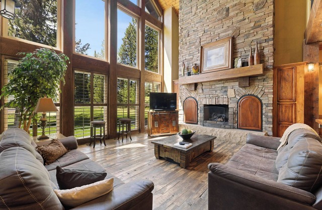 Pine Haven- Beautiful home w/game room, hot tub, and pets allowed