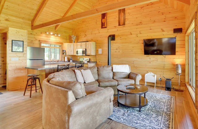 'Pine Knob' Cabin w/Bluff Views in Mindoro!