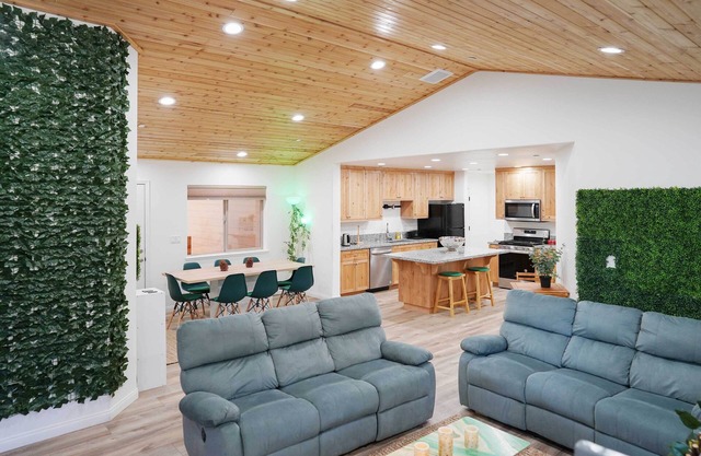 Pine Mountain Club Villa w/ Sauna, Deck + Views!