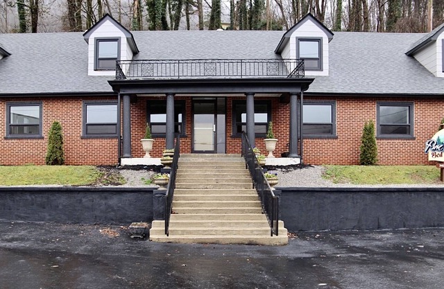 Pine Mountain B & B est facilement situé dans la belle région des trois États du Tennessee, du Kentucky et de la Virginie. Le B & B est idéalement situé à une très courte distance de toutes les attractions de la ville.