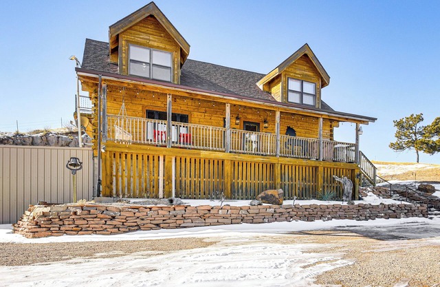 3 Mi to Dtwn: Chadron Hideaway w/ Hot Tub & Views