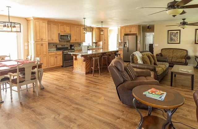 Pine Ridge - close to beach, casinos & downtown Ocean Springs!!