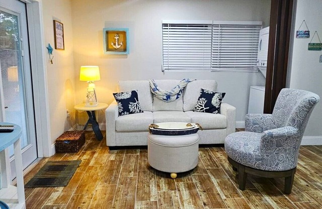 Pine Terrace Oasis: 10 Min to Siesta Key