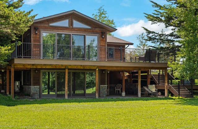 Pine Tree Haven - Large home just north of Bozeman with a hot tub and views!!
