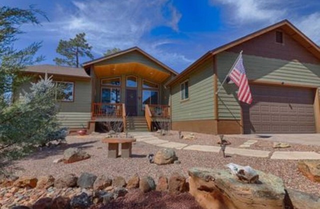 Beautiful Pine Tree View Mountain Getaway!