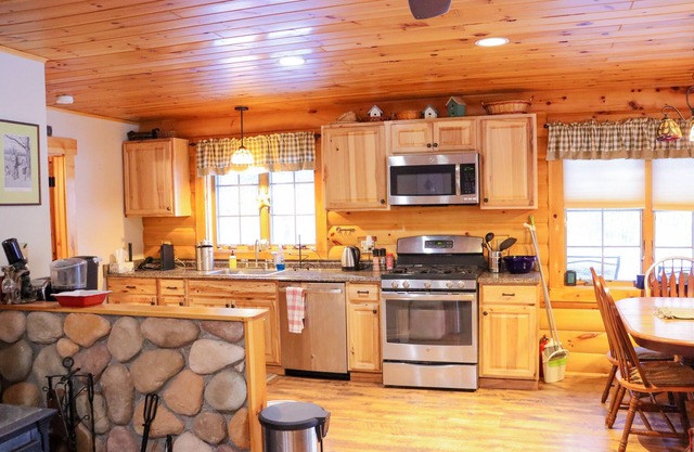 Pine View - tucked in the woods, with great amenities!