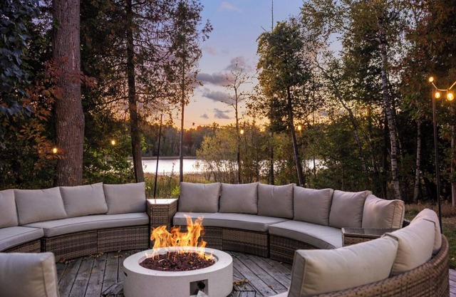 Pineapple Lake House: Pet-Friendly, Waterfront Getaway with Wi-Fi
