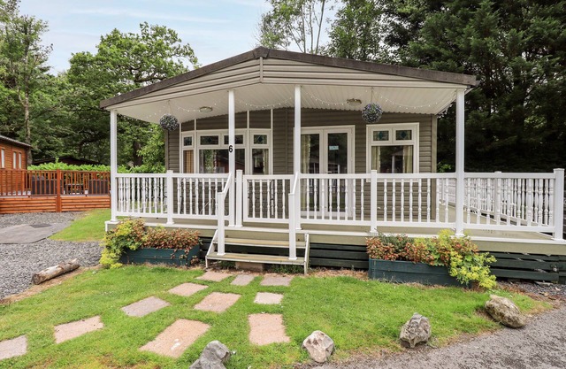 PINEHAVEN LODGE, pet friendly, with a garden in Windermere