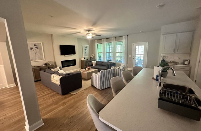 Pinehurst Modern Luxury Townhome, 7 mins. from U.S. Open, sleeps 6+