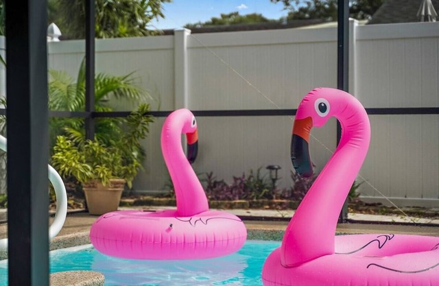 Pinellas Coastal: Pool & Jacuzzi Vacation Home