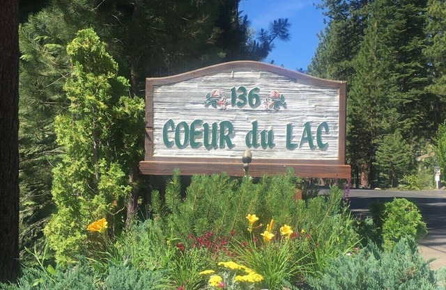 Condo incliné confortable avec cheminée. Bain à remous, piscine, sauna, barbecue dans le complexe (CDC0209)