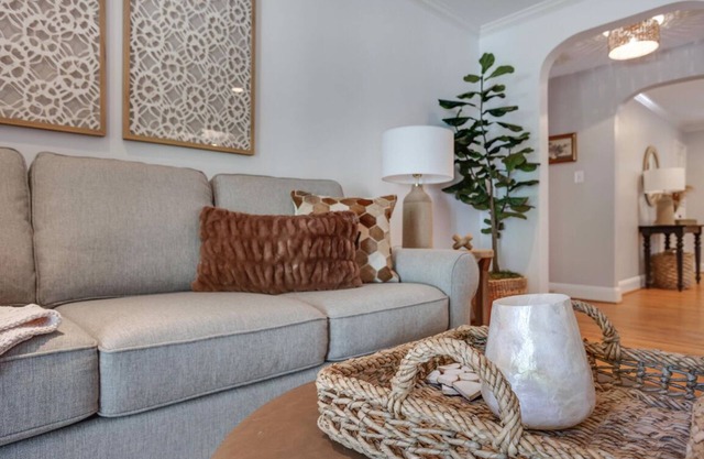 Pineview Place - Hayes Barton ITB, private outdoor oasis