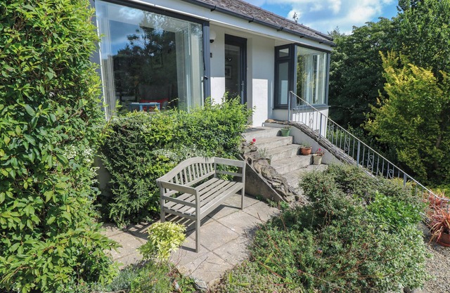 PINEWOOD, pet friendly, country holiday cottage in Saundersfoot