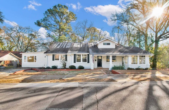 Ping-Pong & Huge Yard! Central- Fayetteville Pearl