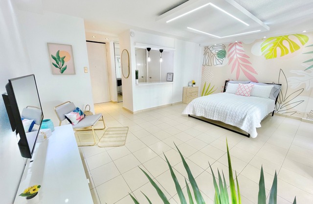 Pink Bliss Studio at Isla Verde w/pool and parking