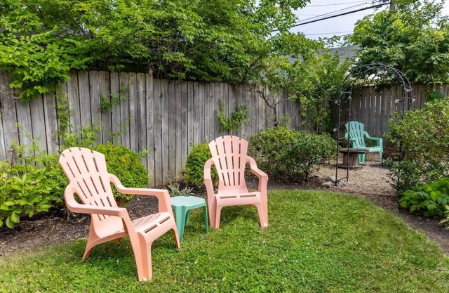 Pink Chalet Downtown - Boho Themed 2Bed Home, Fire Pit & Garden, Free parking