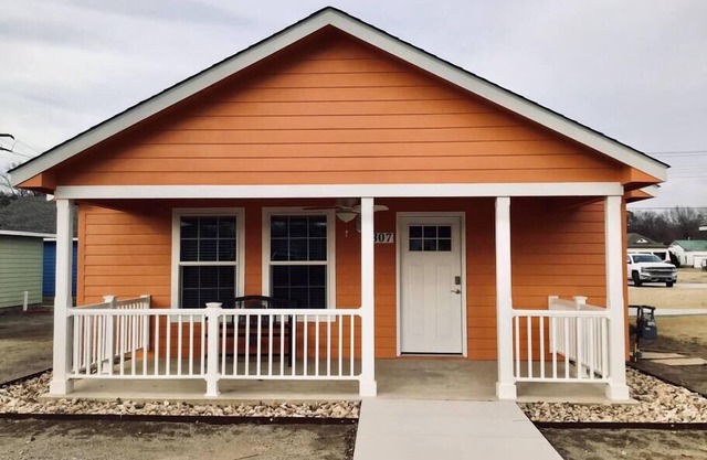 PIONEER VILLAGE-RED DIRT CABIN-3 BLOCKS TO MERC