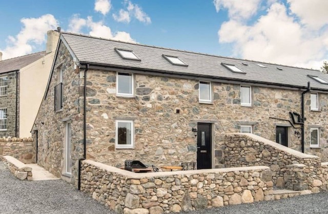 Pipistrelle Cottage a quirky gem on the Llech Y Dwr Estate near Snowdonia