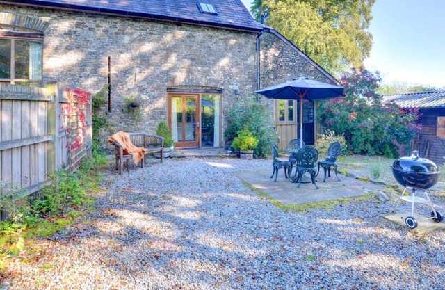 Conversion de grange du 17ème siècle conservant une grande partie de son caractère original. Espace de vie ouvert avec l