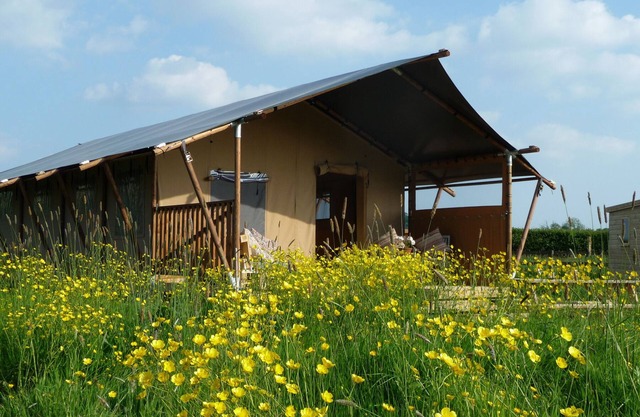 PIPPIN LODGE, pet friendly, with open fire in Glastonbury
