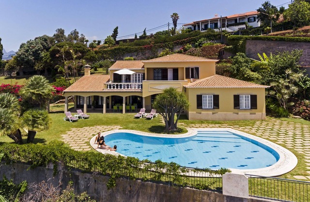 Villa Eucalyptus, piscine et vue sur la mer.