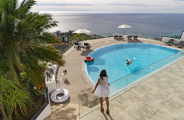 Sky Villa, piscine fantastique et vue phénoménale dans l'urbanisation de luxe.