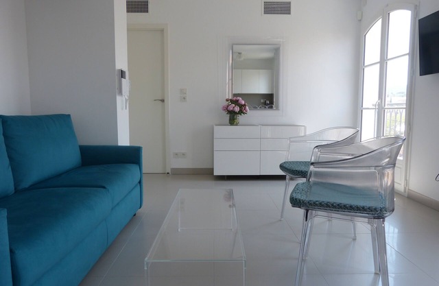 Place des Lices au cœur de St Tropez appartement T2 neuf 2/4 pers avec parking