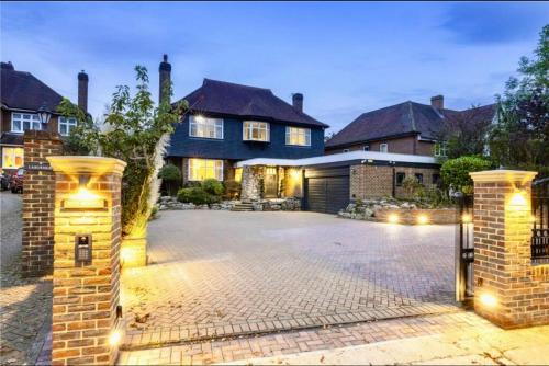 Place to stay in New Malden