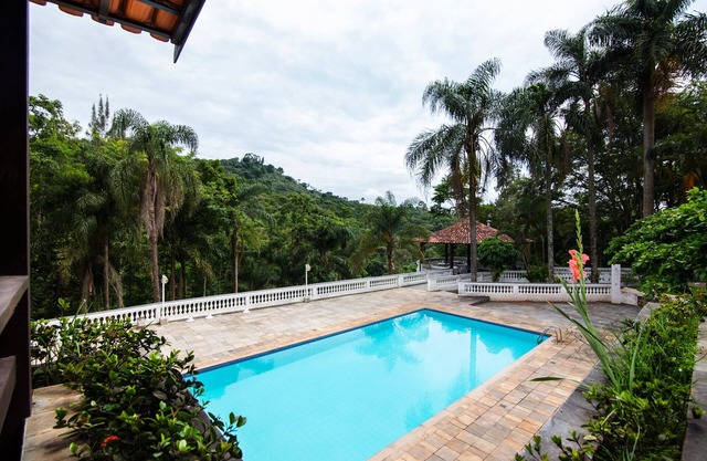 Lieu de loisir complet. Piscine, saunas, cour, sentier nature. Près de SP