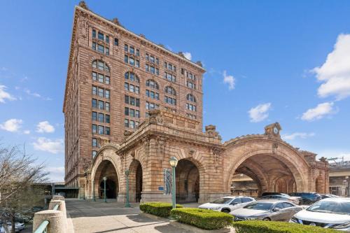 Placemakr Downtown Pittsburgh at The Pennsylvanian