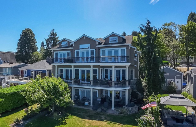 Découvrez nos offres spéciales pour notre luxueuse maison au bord du lac avec amarrage