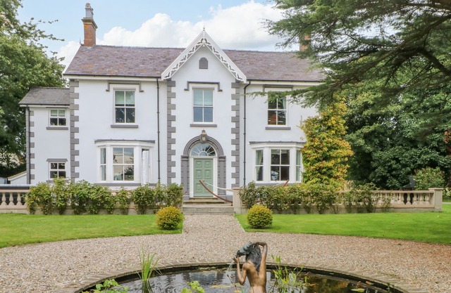 PLAS CERRIG HALL, CROSSWAYS ROAD, pet friendly in Caerwys