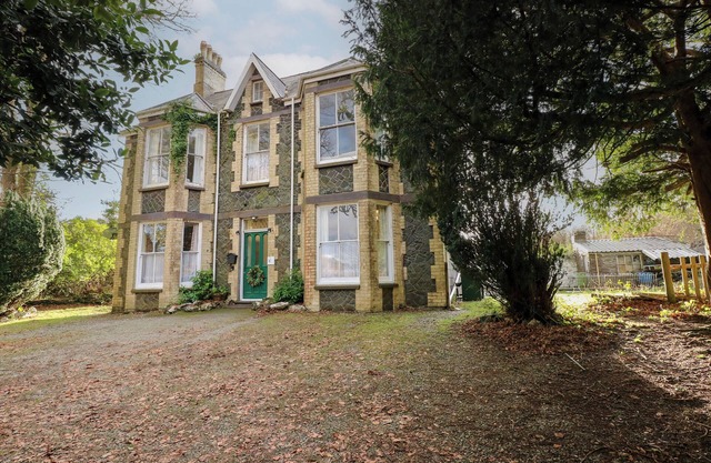 PLAS DOROTHEA, pet friendly, character holiday cottage in Penygroes