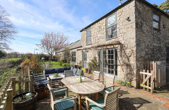 PLAS ELYN, pet friendly, luxury holiday cottage in Beaumaris