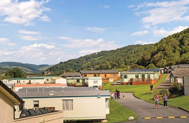 Platinum 2 Bed Caravan with Hot Tub No Dog Sleep 4