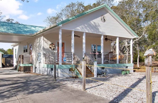 Play - Surf, SUP, Fish, and Bike ~ 2 miles to Beach, Community Dock on ICW