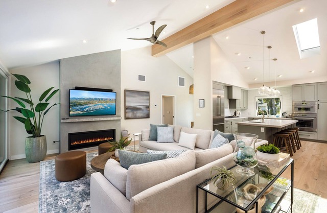 Playa Vida-completely remodeled with A/C, Hot Tub - walk to everything and more