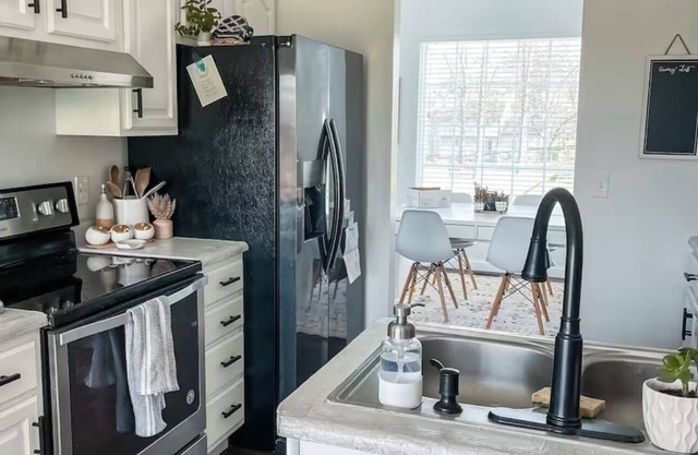 Playoff Perfect Home, Sleeps 10, ~15 min to ND!