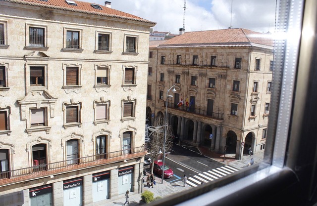 PLAZA DE LA CONSTITUCION À PROXIMITÉ DU MAIRE DE LA PLAZA.